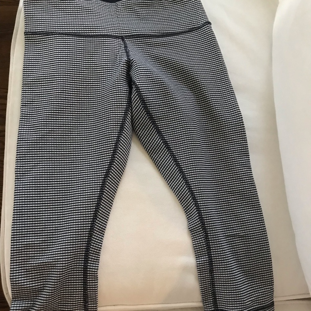 Lululemon cropped leggings size 6 black and white